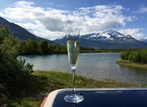 Fra Tromsø, Nordens Paris, til et glass vin ved Skibotnelva