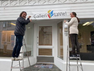 Vi åpner Galleri LaVie i Tvedestrand med utstillingen «Alene»